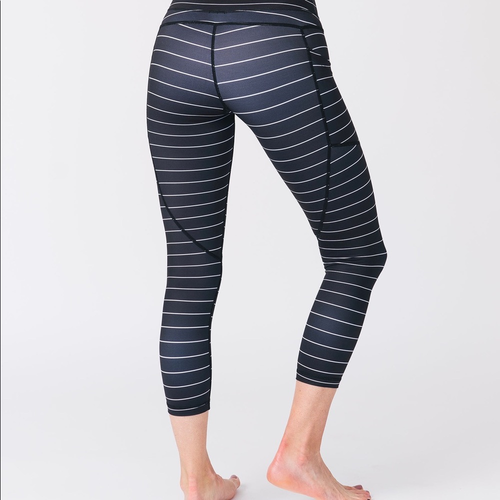Zyia Black Stripe Pocket Light n Tight Hi-Rise Capri 20" - Picture 3 of 3